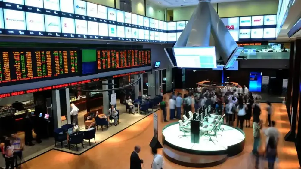 Bolsa abre com atraso e dólar sobe com balanços e Fed no radar