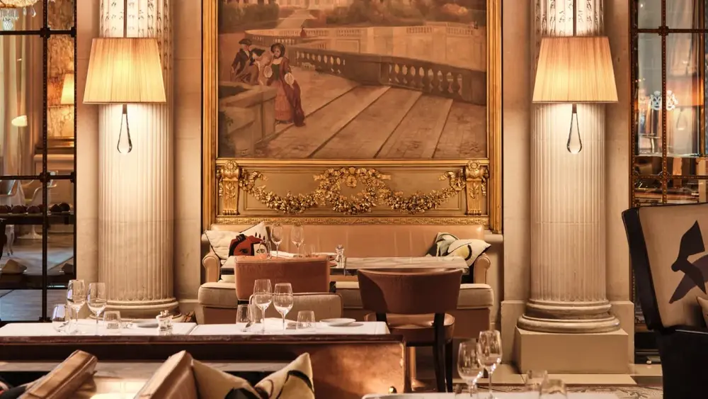 Paris: roteiro gastronômico de luxo em dois hotéis icônicos