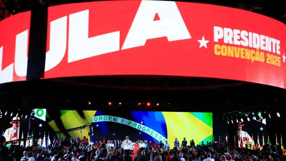 Vermelho, onça e estilo: militância se destaca em convenção de Lula